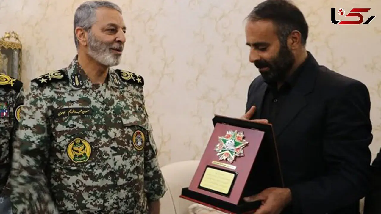 اعطای نشان فداکاری توسط فرمانده کل ارتش به خانواده شهید نقوی