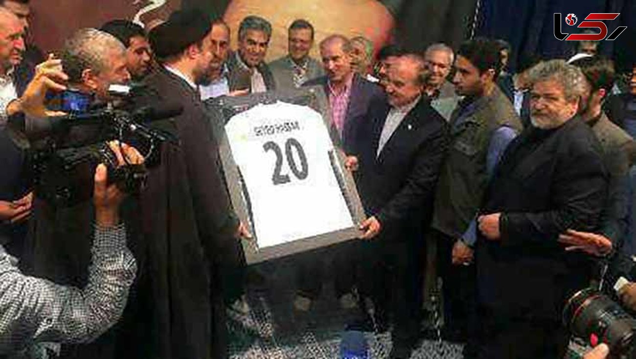  اهدای پیراهن شماره 20 تیم ملی فوتبال به سیدحسن خمینی
