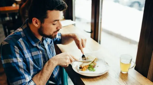 ارتباط تنها غذا خوردن با ابتلای به اختلالات روانی