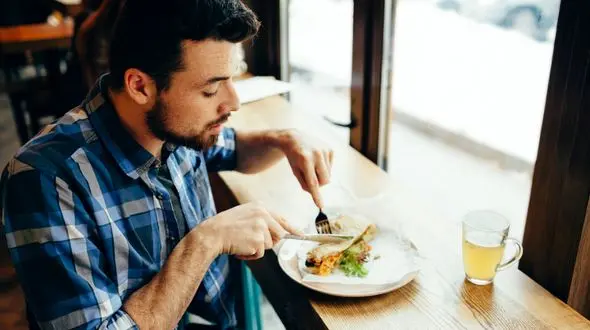 ارتباط تنها غذا خوردن با ابتلای به اختلالات روانی