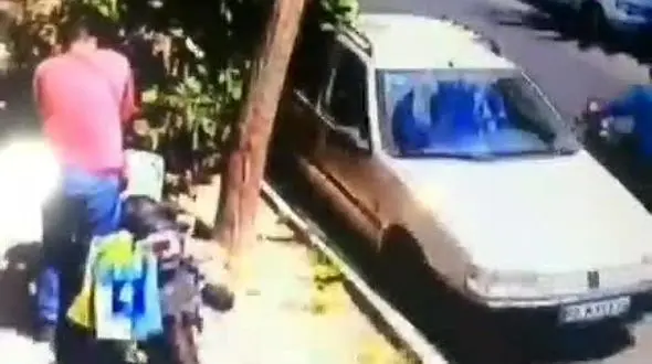 سرقت زنجیر طلا از گردن یک شهروند در روز روشن! +فیلم