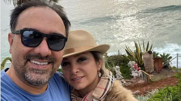 عکس خاص آقای بازیگر و همسرش کنار دریا