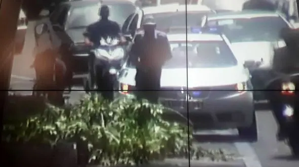 سقوط درخت باعث توقف خودروها در ورودی تونل رسالت شد