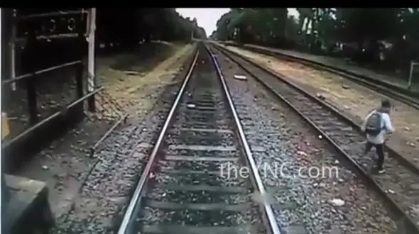 فیلم مرگ دردناک پسر نوجوان هنگام عبور از ریل قطار