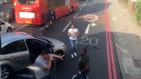 درگیری شدید بین راننده کامیون و  سواری / دو راننده با مشت و کمربند به جان هم افتادند + فیلم و عکس