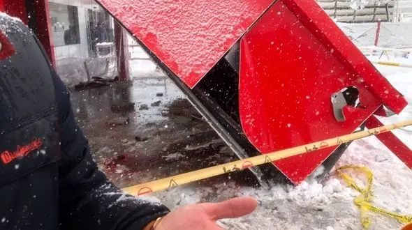 ریزش سقف سایه بان اورژانس بیمارستان بعثت سنندج جان یک نفر را گرفت