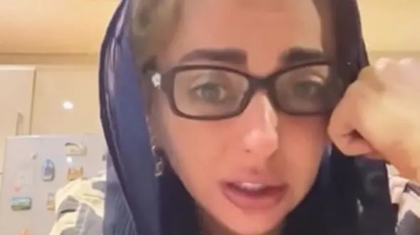 فیلم/ ترس شدید و گریه‌های نفیسه روشن در توضیح ماجرای دزدی/ خودم خونه بودم دزد یه لگد به در زد و دو تا مشت هم...