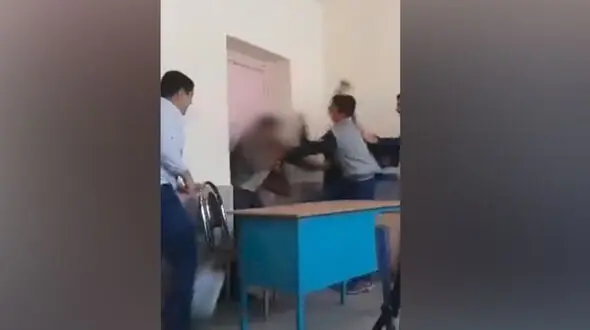 بغض معلم  بروجردی توسط دانش آموزان شکست / او شاگردانش را بخشید تا سابقه دار نشوند + فیلم و  عکس