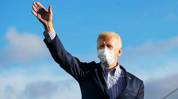 تلاش بی ثمر  جو بایدن برای قرار دادن یک خودکار در جیبش + فیلم 