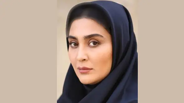 نگاهی به دکوراسیون شیک خانه مریم معصومی، مونا سریال فاصله ها با چیدمان شیک آینه های منحنی، شمع و گُل آفتاب گردان +عکس