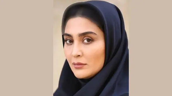 نگاهی به دکوراسیون شیک خانه مریم معصومی، مونا سریال فاصله ها با چیدمان شیک آینه های منحنی، شمع و گُل آفتاب گردان +عکس