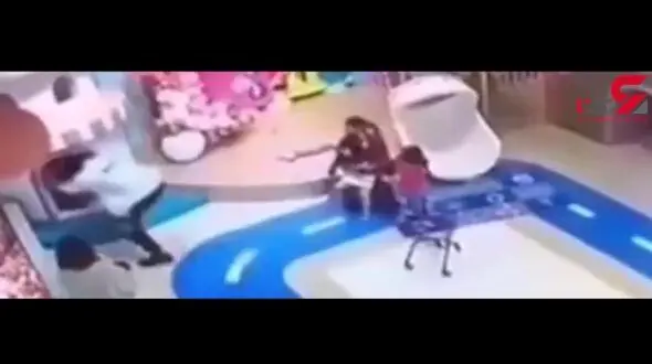 اقدام وحشیانه پدر عصبانی برای دفاع از پسرش+فیلم / چین
