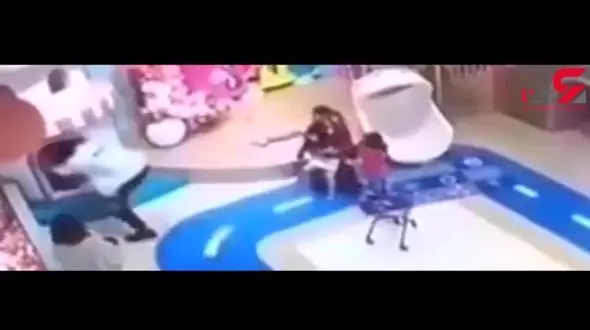 اقدام وحشیانه پدر عصبانی برای دفاع از پسرش+فیلم / چین