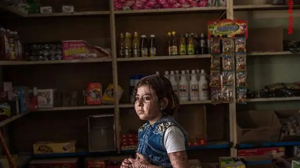 تلخ ترین عکس از یک دختر که مسخره می شود! + جزییات