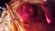 پیدا شدن نوزاد زنده در جاده منطقه جنگلی! +فیلم