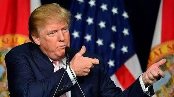 جدال لفظی ترامپ و رئیس بانک مرکزی آمریکا جلوی دوربین‌ها