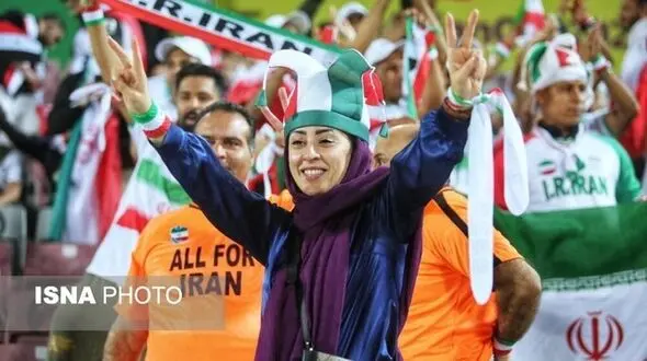 بوسه دختر ایرانی که در قطر برای بازی ایران و ژاپن حضور پیدا کرد