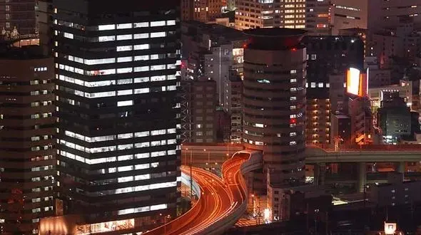 5 سال طول کشید تا مسیر بزرگراه از وسط یک برج مسکونی بگذرد! + عکس