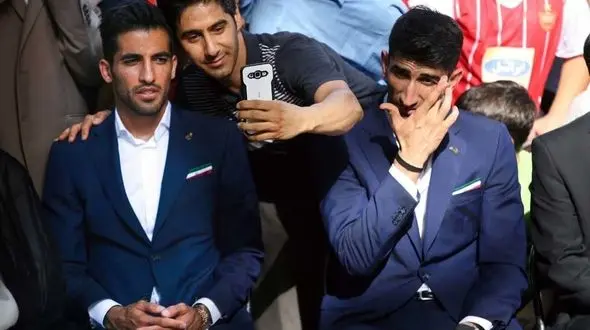 آشتی بیرانوند و وحید امیری به خاطر پیروزی برابر ژاپن