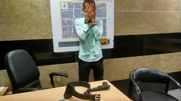 وحشت مرد جوان از مرد مسلح در ایستگاه مترو تئاتر شهر تهران + عکس