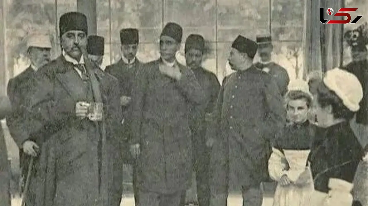 عکس کمیاب مظفرالدین  شاه در حال نوشیدن آب معدنی در سفر فرانسه