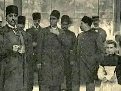 عکس کمیاب مظفرالدین  شاه در حال نوشیدن آب معدنی در سفر فرانسه