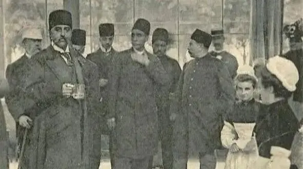 عکس کمیاب مظفرالدین  شاه در حال نوشیدن آب معدنی در سفر فرانسه