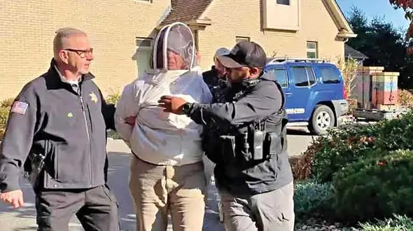 فرار زن جوان از دست پلیس به کمک زنبورهای عصبانی + عکس