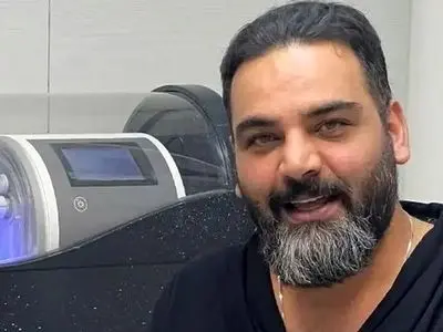 چیدمان شیک مبلمان لاکچری و خوش رنگ خانه مدرن احسان علیخانی/ بوفه چوبی ، میز جلو مبلی، تابلو دیواری و عتیقه جات 