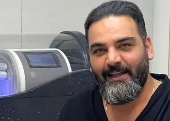 چیدمان شیک مبلمان لاکچری و خوش رنگ خانه مدرن احسان علیخانی/ بوفه چوبی ، میز جلو مبلی، تابلو دیواری و عتیقه جات 