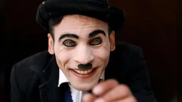 ناگفته‌های چارلی چاپلین دوم/ از تهدید توسط تروریست‌ها تا اجرا در مرکز حملات انتحاری + عکس 