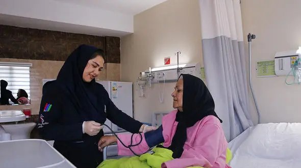 با شعار «پرستار قهرمان است» مشکلات حل نمی شود! /پایداری نظام سلامت وابسته به انگیزه و  امنیت شغلی پرستاران است