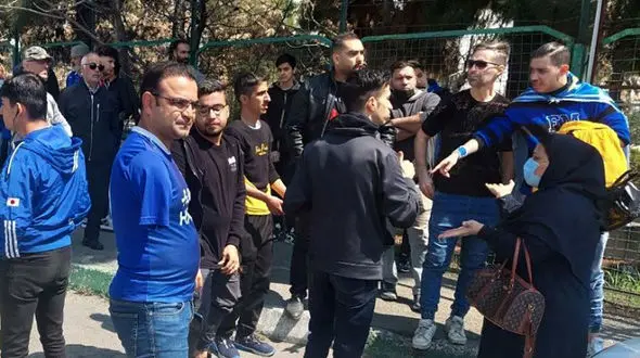 تجمع هواداران استقلال مقابل وزارت ورزش/سوال هواداران از وزیر ورزش+عکس