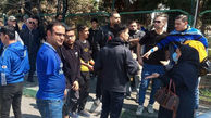 تجمع هواداران استقلال مقابل وزارت ورزش/سوال هواداران از وزیر ورزش+عکس