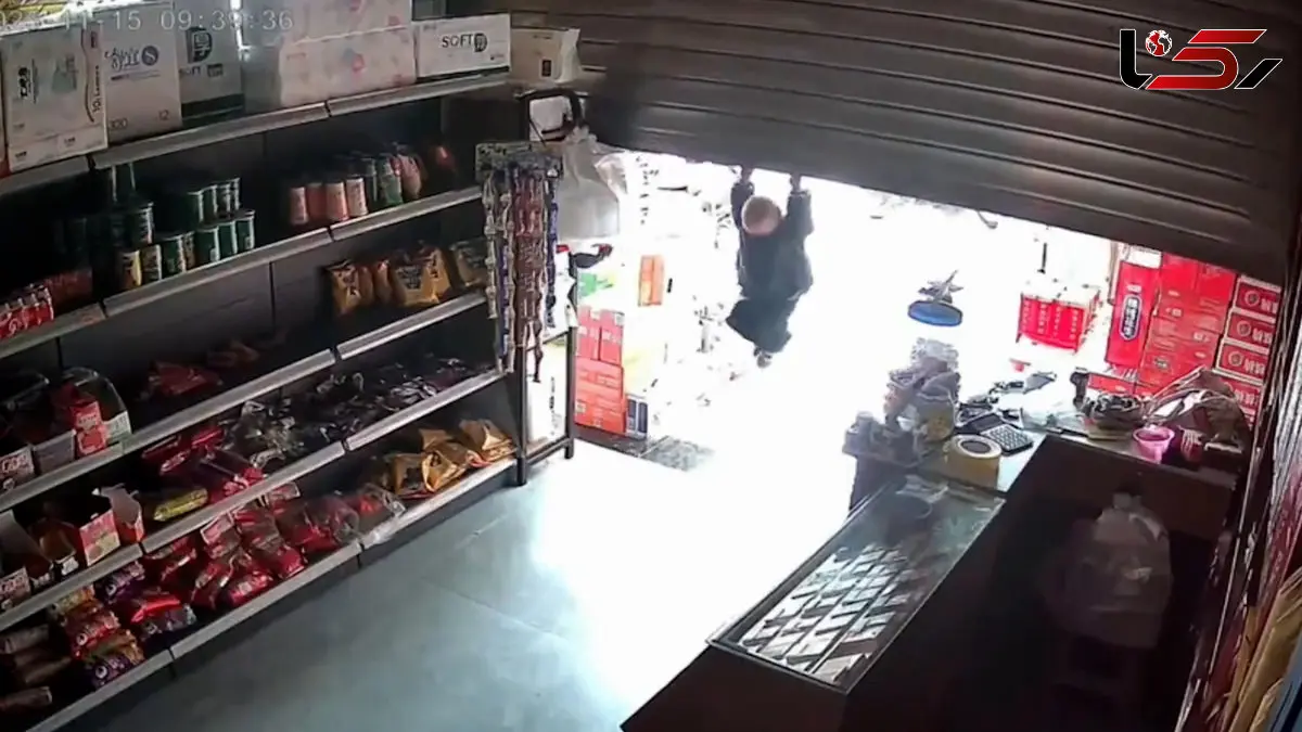 فیلم آویزان شدن کودک هنگام بالا رفتن کرکره