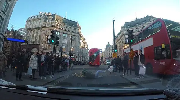 عابر پیاده دست و پا چلفتی خیابان را به هرج و مرج کشید + فیلم و عکس