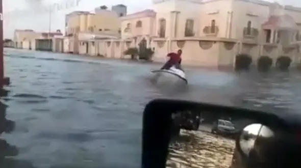 تفریح با جت اسکی در خیابان‌های سیل گرفتۀ عربستان! + فیلم
