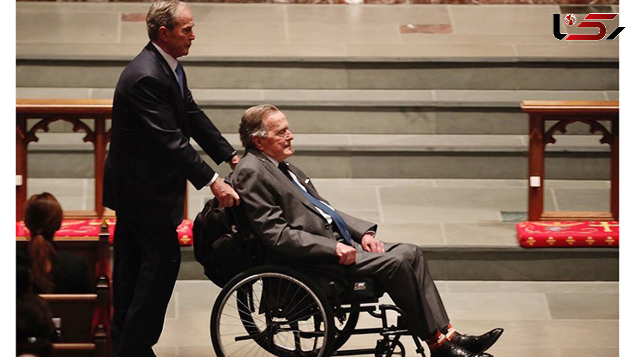 جوراب‌های عجیب بوشِ پدر در مراسم تدفین همسرش! + تصاویر 