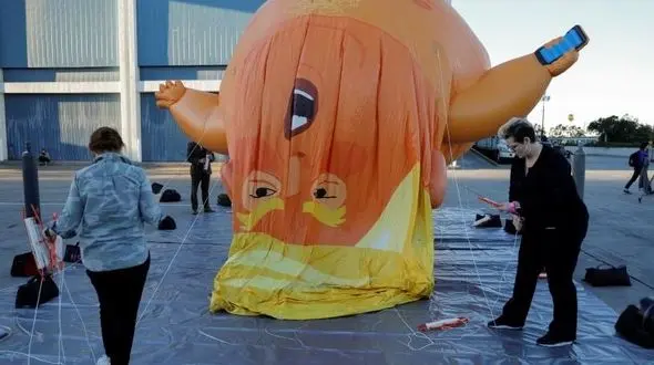 بالن بچه ترامپ سقوط کرد+عکس