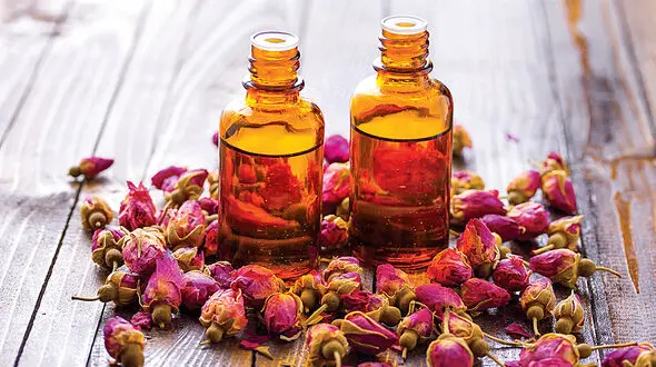 عطردرمانی با گل سرخ