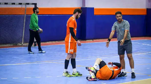 چاقوکشی در لیگ برتر هندبال ایران و بیهوش شدن یک بازیکن !