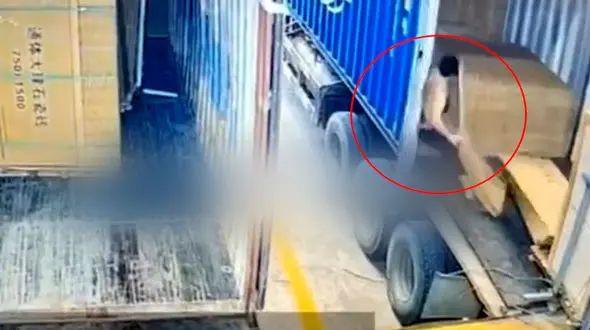 فیلم دلخراش از گیرکردن زیر سنگ مرمر / بیهوش بین زمین و هوا 