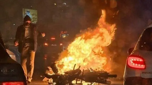 فیلم پرتاب کوکتل مولوتوف به ساختمان صداوسیما / ساختمان را به آتش کشیدند