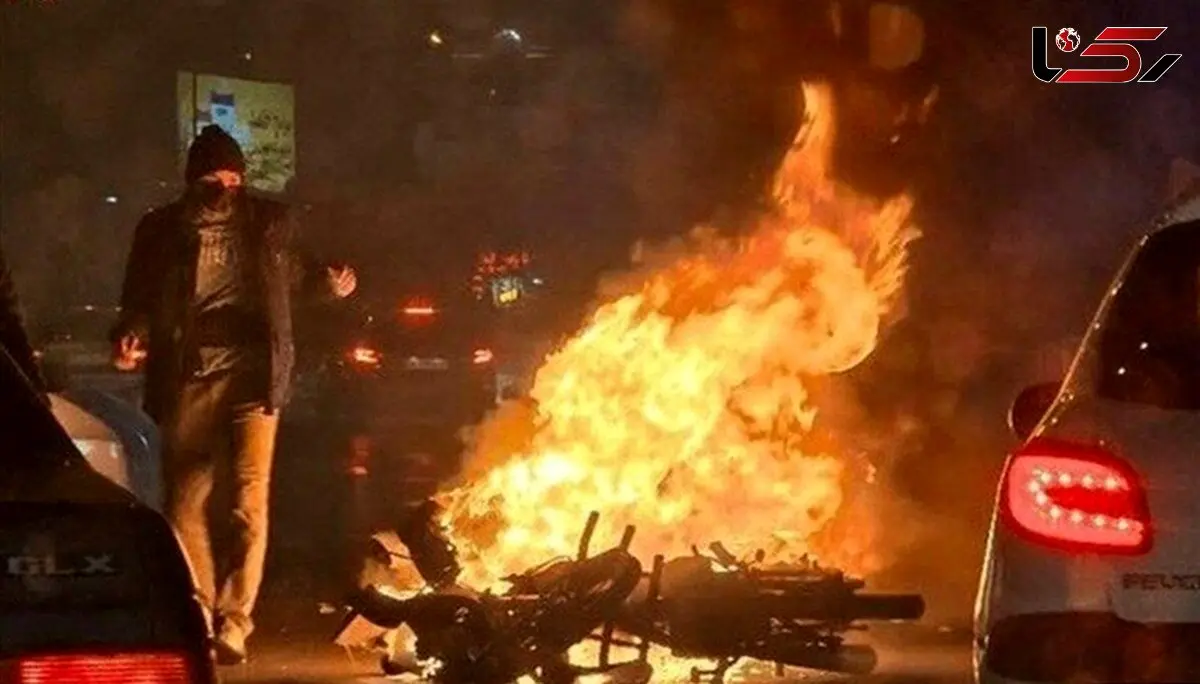 فیلم پرتاب کوکتل مولوتوف به ساختمان صداوسیما / ساختمان را به آتش کشیدند