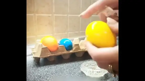 طرز تهیه تخم مرغ رنگی ویژه نوروز + فیلم