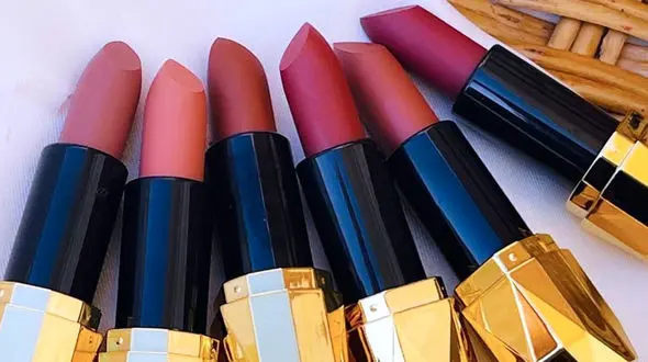  رژ لب؛ راز زیبایی یا تهدید سلامت؟ / بالم لب را جایگزین رژ های غیر ارگانیک و بی کیفیت کنید