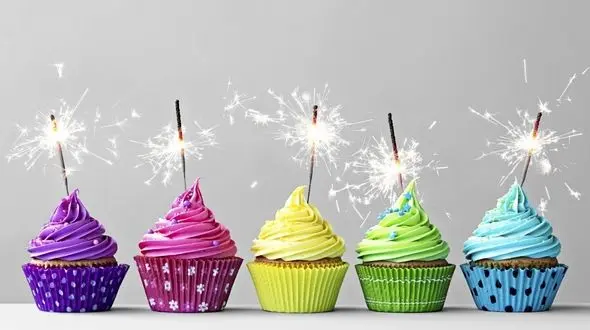 سوختن موهای خانم بازیگر هنگام فوت کردن شمع تولدش! 