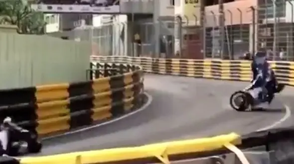 مرگ غم انگیز موتور سوار معروف درپیست + فیلم