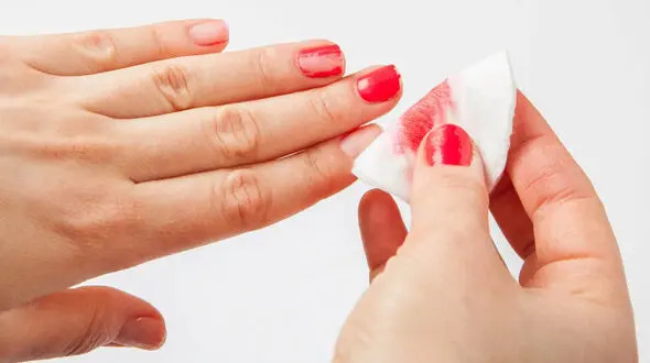 استون بهتر است یا لاک‌ پاک‌ کن؟ کدام برای ناخن مناسب‌ تر است؟