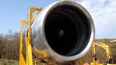 فیلم روشن کردن موتور هواپیما با کمک موتور خودرو